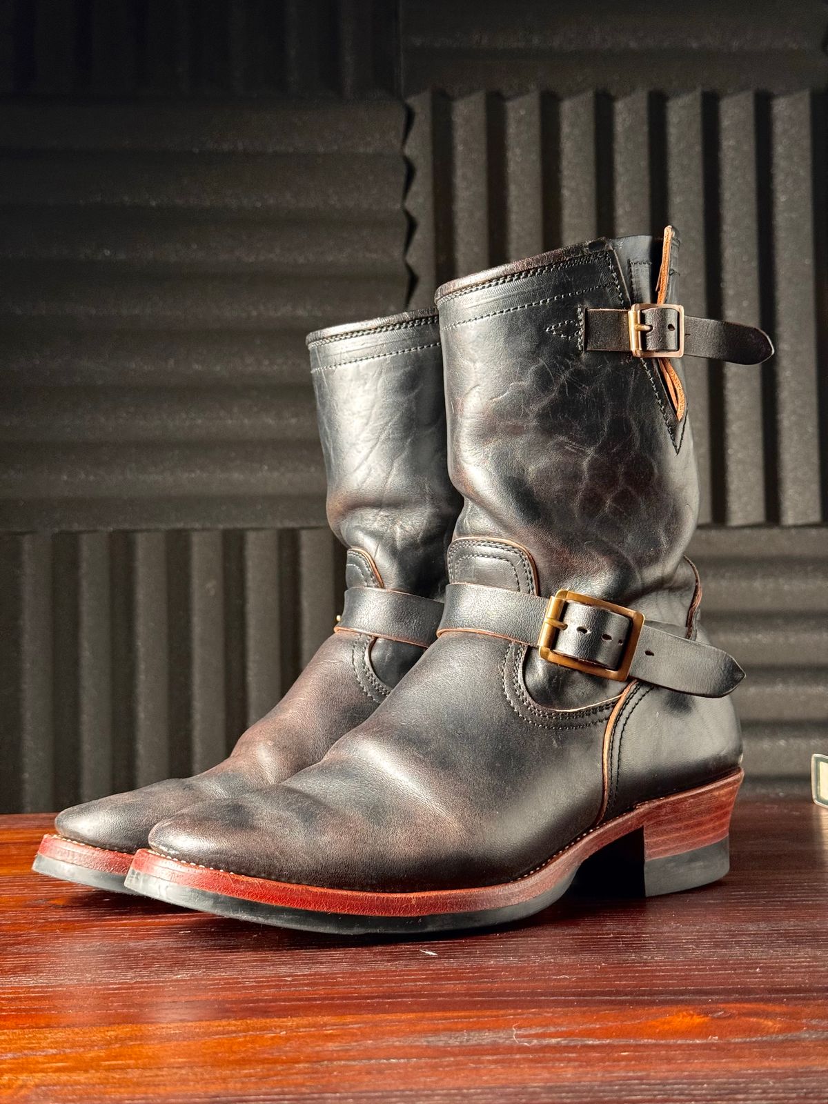 Photo by Davi_Arzika on January 3, 2026 of the Briselblack The Keeper Type 3 Engineer Boots in Black-Overdyed Horsebutt.