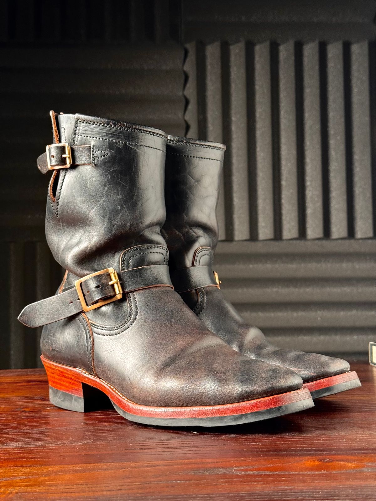 Photo by Davi_Arzika on January 3, 2026 of the Briselblack The Keeper Type 3 Engineer Boots in Black-Overdyed Horsebutt.