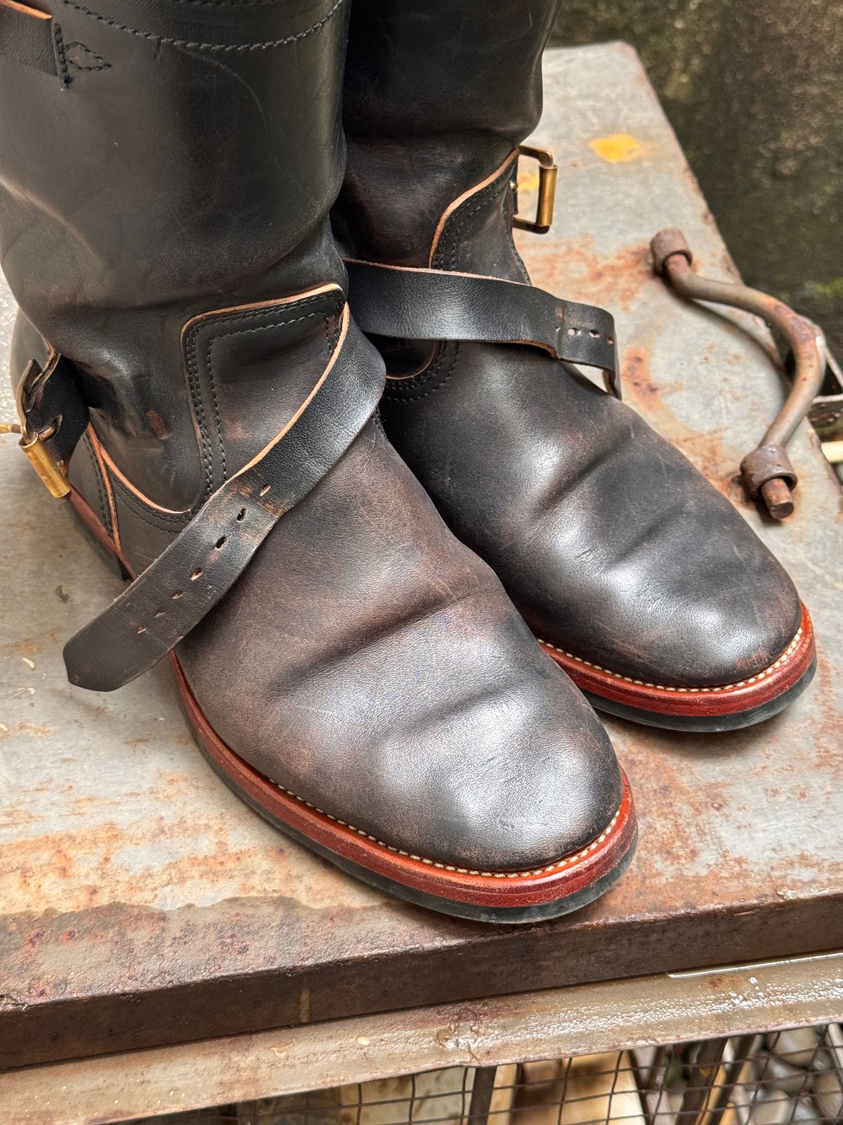 Photo by Davi_Arzika on February 4, 2026 of the Briselblack The Keeper Type 3 Engineer Boots in Black-Overdyed Horsebutt.
