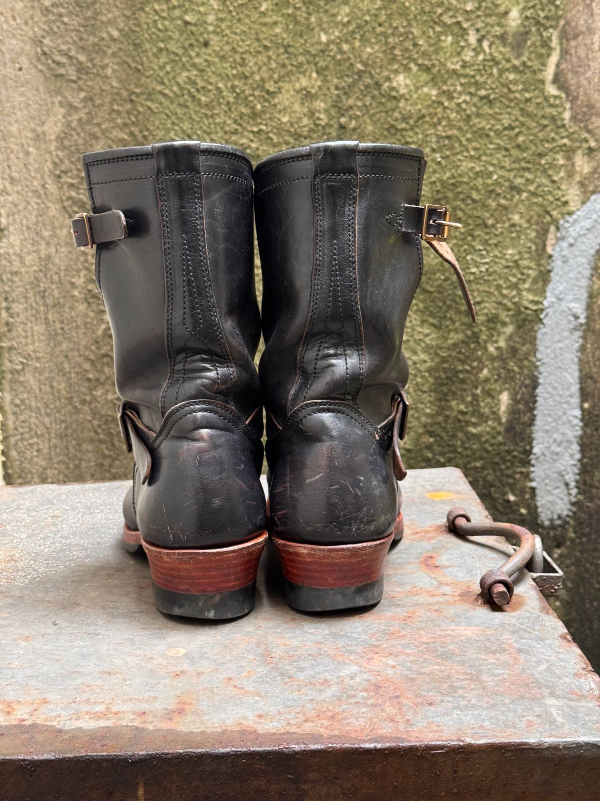 Photo by Davi_Arzika on February 4, 2026 of the Briselblack The Keeper Type 3 Engineer Boots in Black-Overdyed Horsebutt.