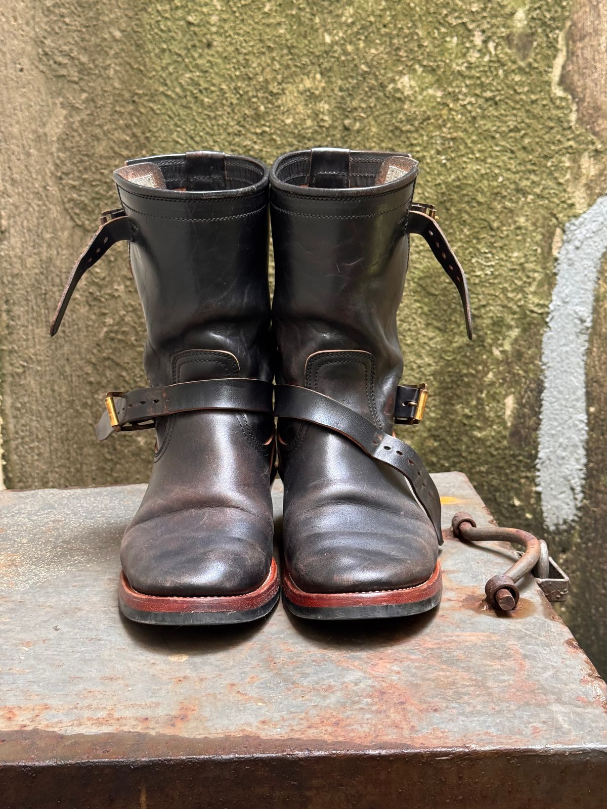 Photo by Davi_Arzika on February 4, 2026 of the Briselblack The Keeper Type 3 Engineer Boots in Black-Overdyed Horsebutt.