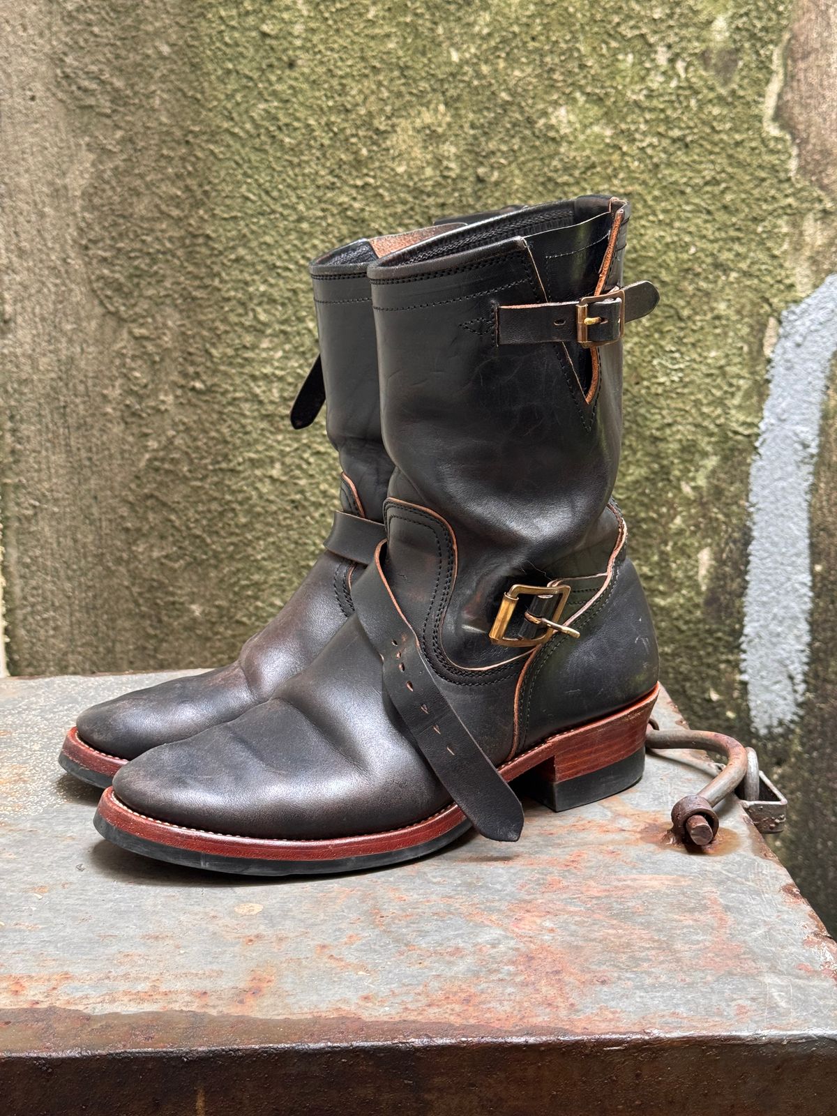 Photo by Davi_Arzika on February 4, 2026 of the Briselblack The Keeper Type 3 Engineer Boots in Black-Overdyed Horsebutt.