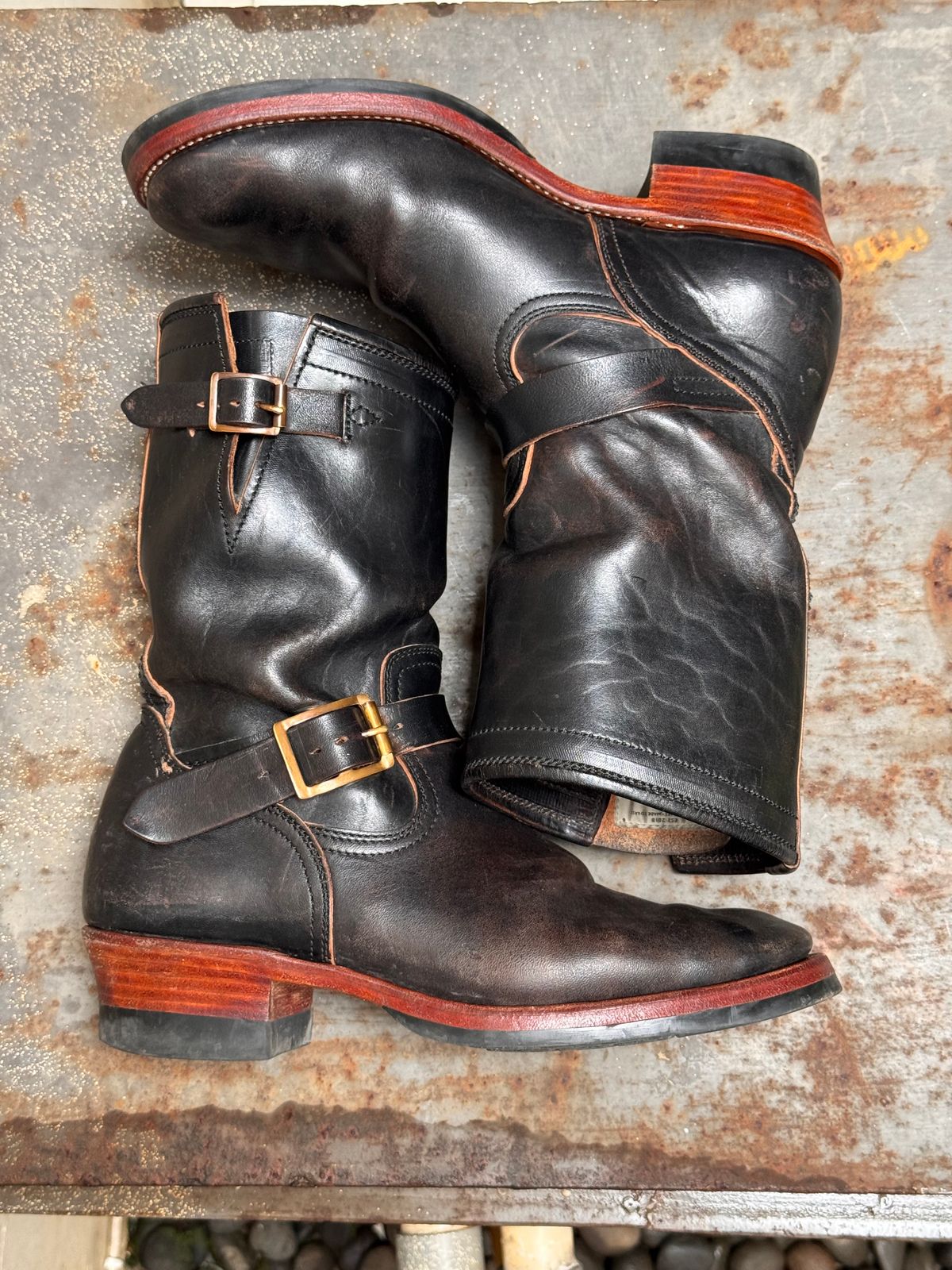 Photo by Davi_Arzika on February 4, 2026 of the Briselblack The Keeper Type 3 Engineer Boots in Black-Overdyed Horsebutt.