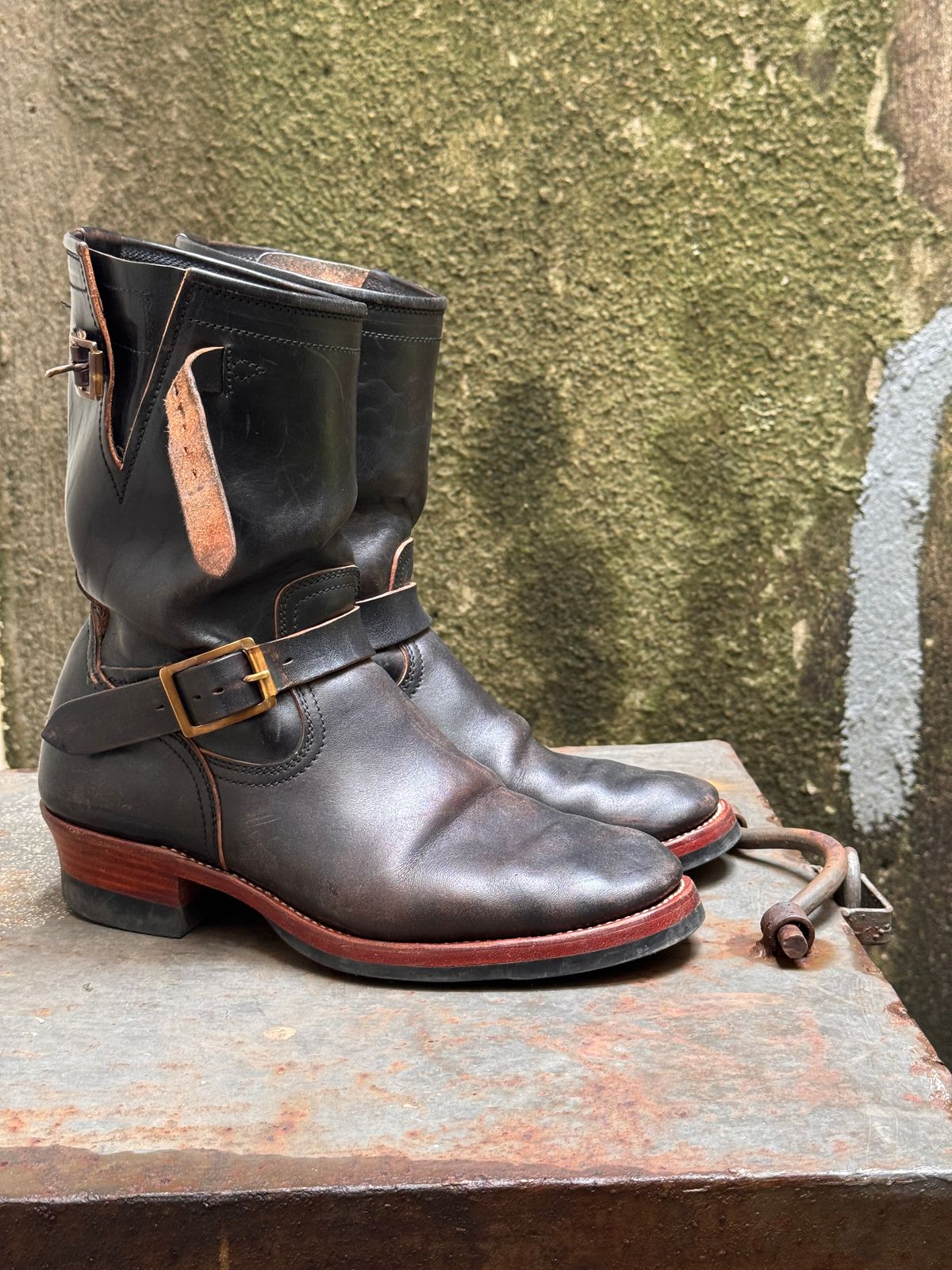 Photo by Davi_Arzika on February 4, 2026 of the Briselblack The Keeper Type 3 Engineer Boots in Black-Overdyed Horsebutt.