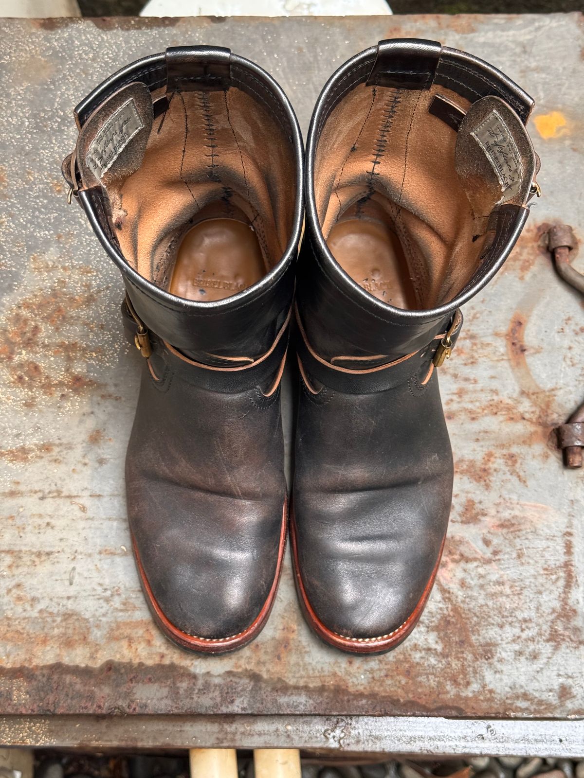 Photo by Davi_Arzika on February 4, 2026 of the Briselblack The Keeper Type 3 Engineer Boots in Black-Overdyed Horsebutt.