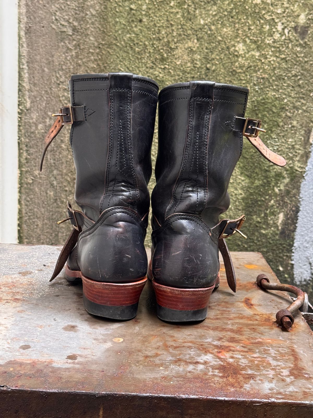 Photo by Davi_Arzika on March 5, 2026 of the Briselblack The Keeper Type 3 Engineer Boots in Black-Overdyed Horsebutt.