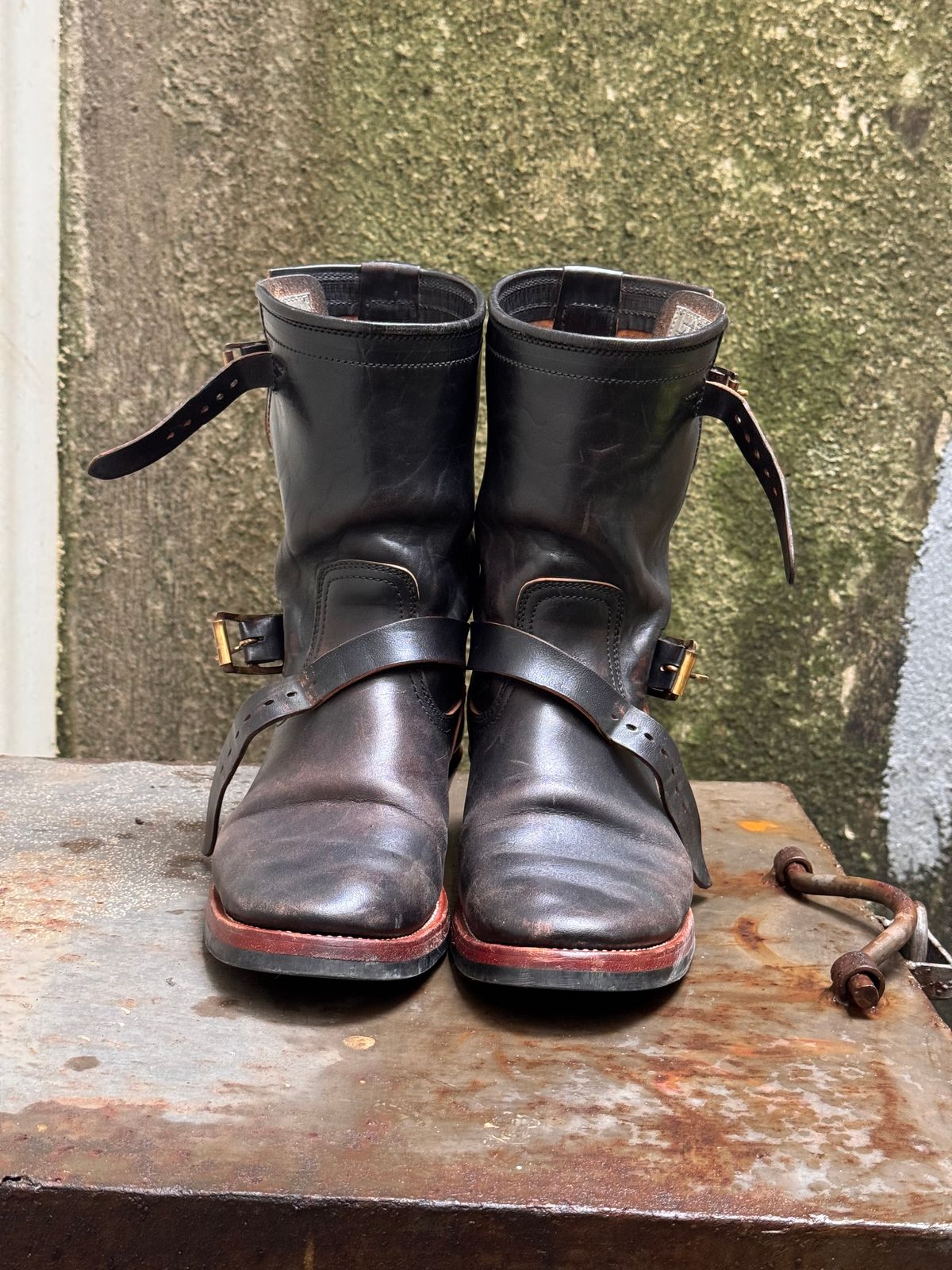 Photo by Davi_Arzika on March 5, 2026 of the Briselblack The Keeper Type 3 Engineer Boots in Black-Overdyed Horsebutt.