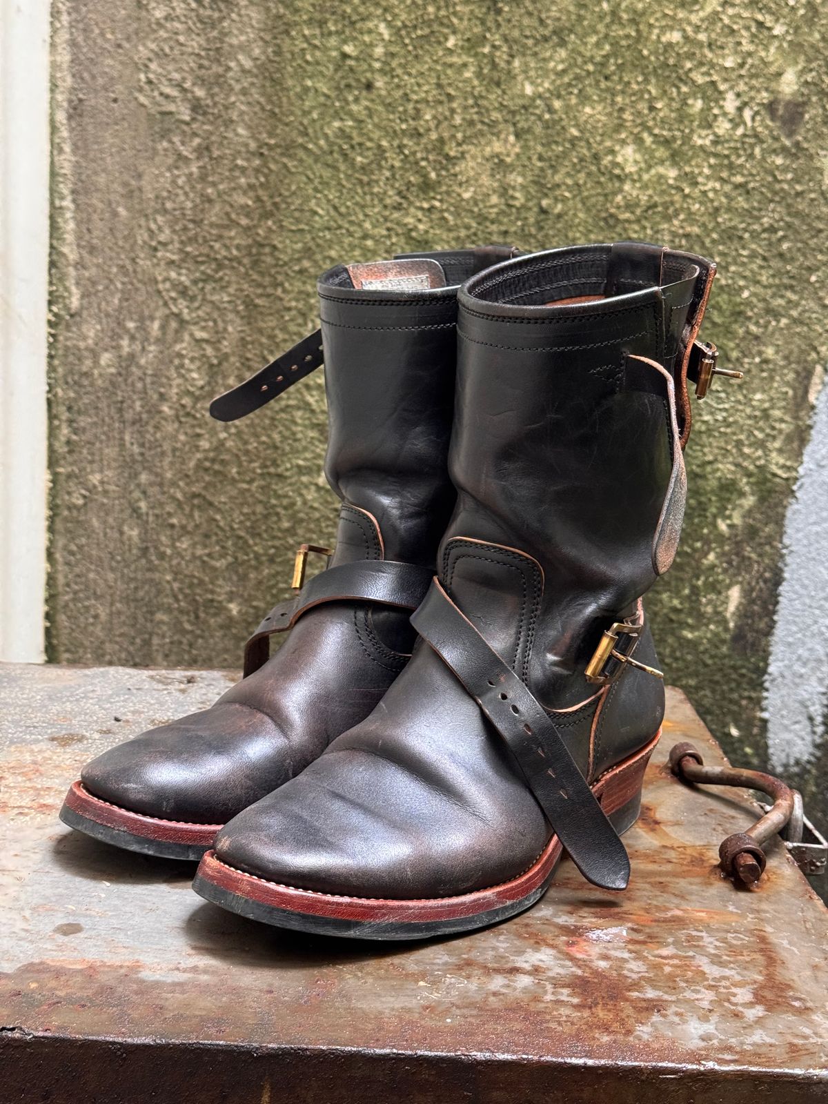 Photo by Davi_Arzika on March 5, 2026 of the Briselblack The Keeper Type 3 Engineer Boots in Black-Overdyed Horsebutt.