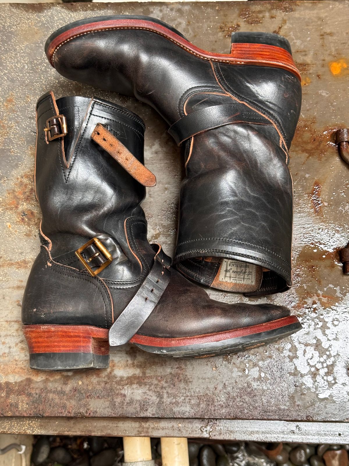 Photo by Davi_Arzika on March 5, 2026 of the Briselblack The Keeper Type 3 Engineer Boots in Black-Overdyed Horsebutt.