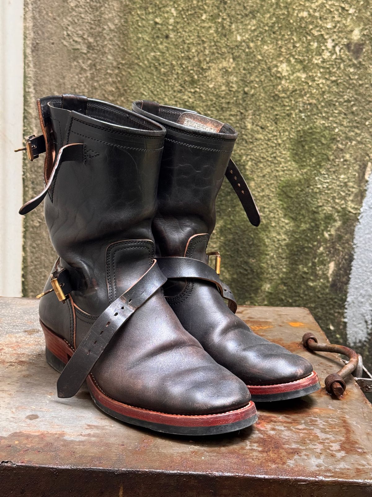 Photo by Davi_Arzika on March 5, 2026 of the Briselblack The Keeper Type 3 Engineer Boots in Black-Overdyed Horsebutt.