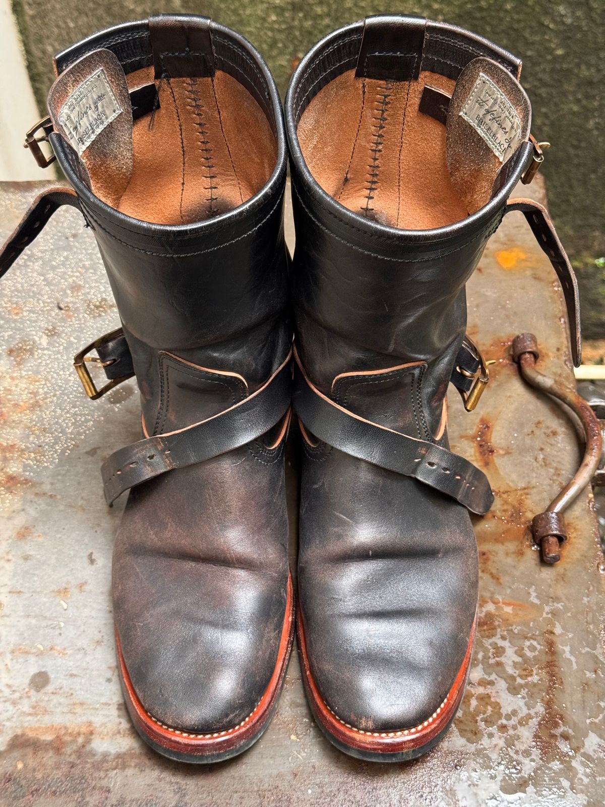 Photo by Davi_Arzika on March 5, 2026 of the Briselblack The Keeper Type 3 Engineer Boots in Black-Overdyed Horsebutt.