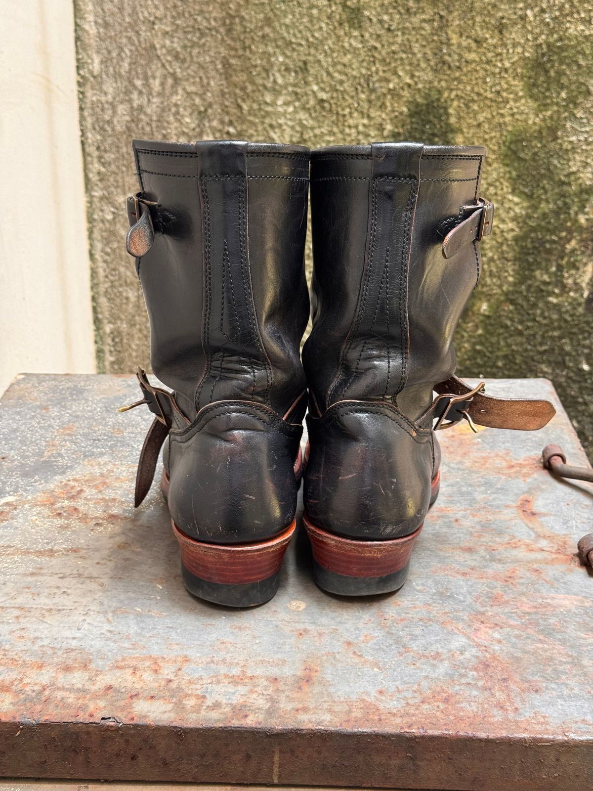Photo by Davi_Arzika on April 3, 2026 of the Briselblack The Keeper Type 3 Engineer Boots in Black-Overdyed Horsebutt.