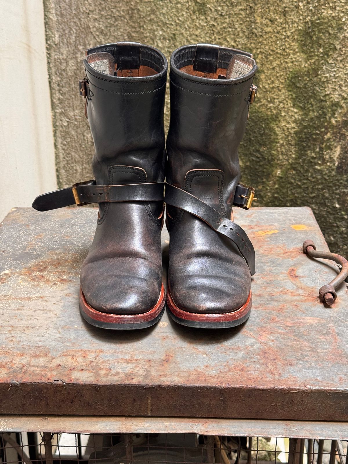 Photo by Davi_Arzika on April 3, 2026 of the Briselblack The Keeper Type 3 Engineer Boots in Black-Overdyed Horsebutt.