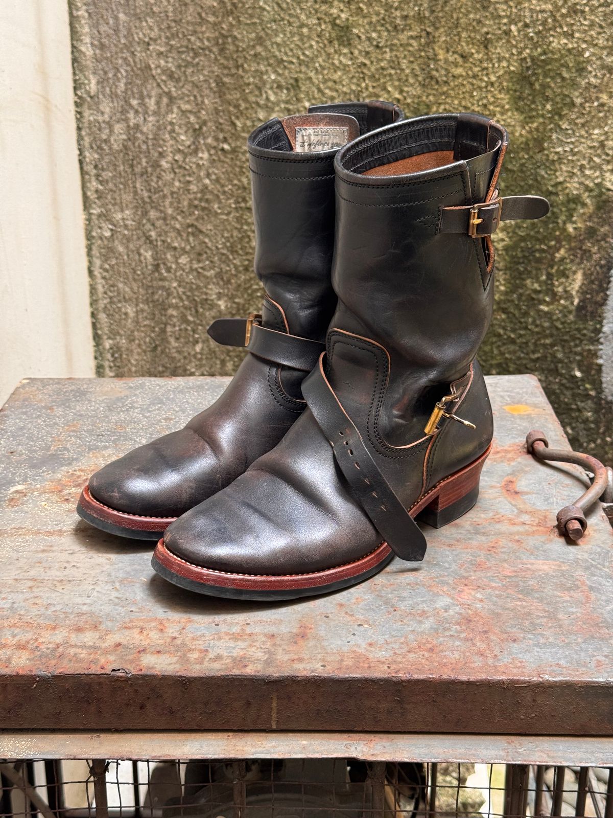 Photo by Davi_Arzika on April 3, 2026 of the Briselblack The Keeper Type 3 Engineer Boots in Black-Overdyed Horsebutt.