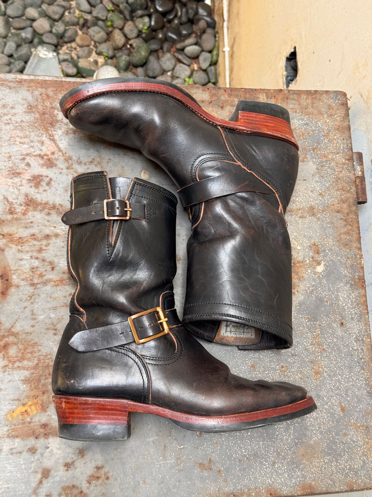 Photo by Davi_Arzika on April 3, 2026 of the Briselblack The Keeper Type 3 Engineer Boots in Black-Overdyed Horsebutt.