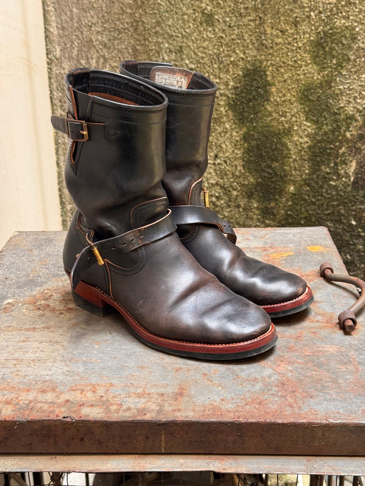 Photo by Davi_Arzika on April 3, 2026 of the Briselblack The Keeper Type 3 Engineer Boots in Black-Overdyed Horsebutt.