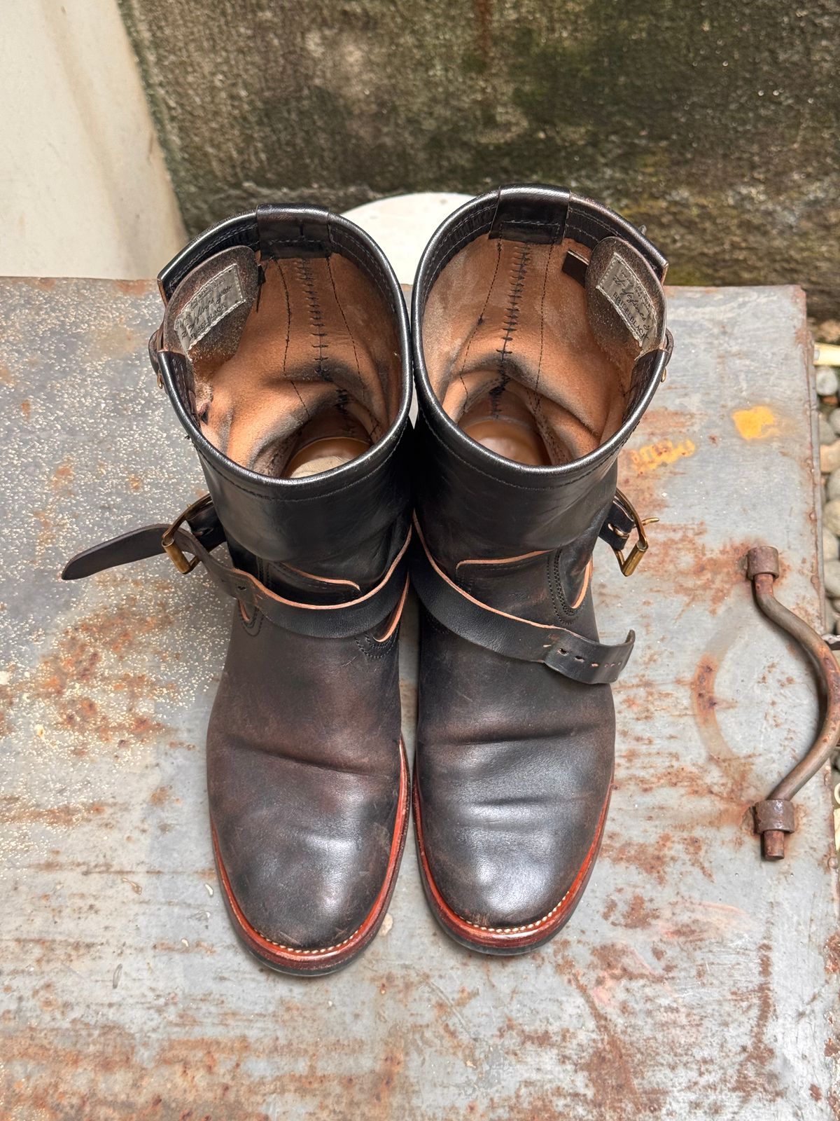 Photo by Davi_Arzika on April 3, 2026 of the Briselblack The Keeper Type 3 Engineer Boots in Black-Overdyed Horsebutt.