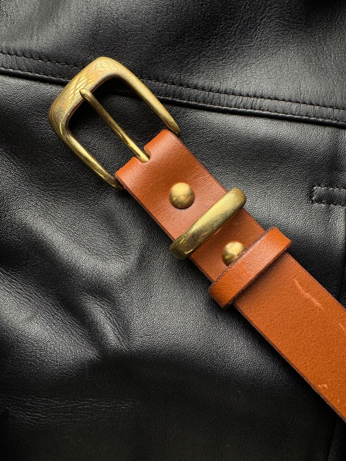 Photo by Davi_Arzika on November 4, 2025 of the Siege leather Vegtan Buffalo belting in Veg Tan Bufallo.