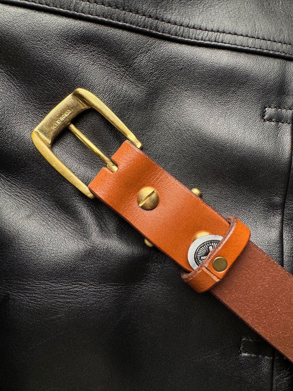 Photo by Davi_Arzika on November 4, 2025 of the Siege leather Vegtan Buffalo belting in Veg Tan Bufallo.