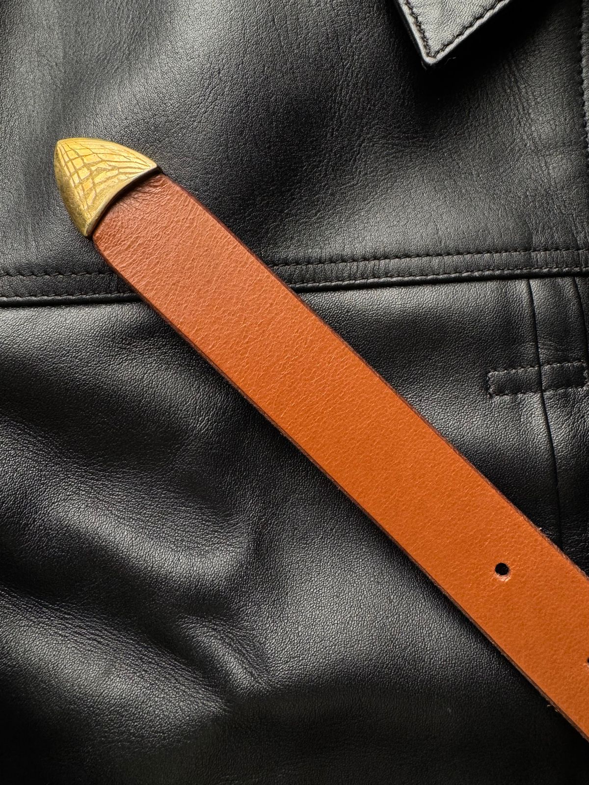 Photo by Davi_Arzika on November 4, 2025 of the Siege leather Vegtan Buffalo belting in Veg Tan Bufallo.