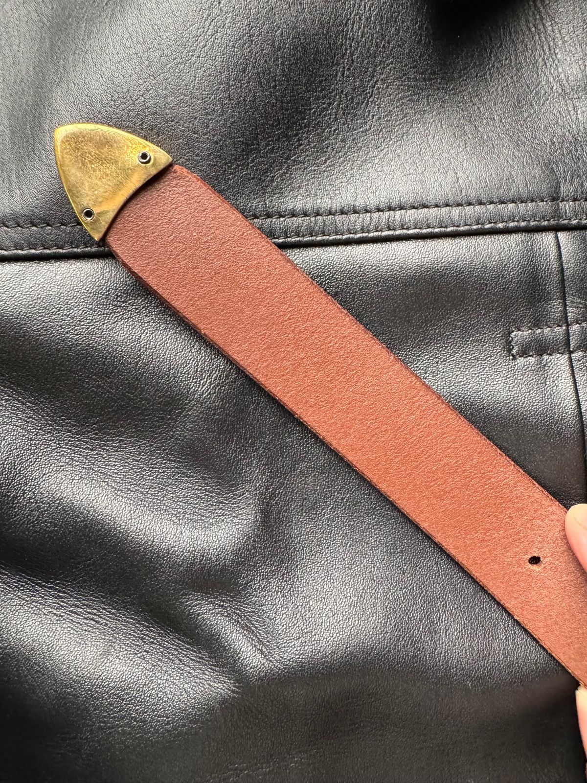 Photo by Davi_Arzika on November 4, 2025 of the Siege leather Vegtan Buffalo belting in Veg Tan Bufallo.