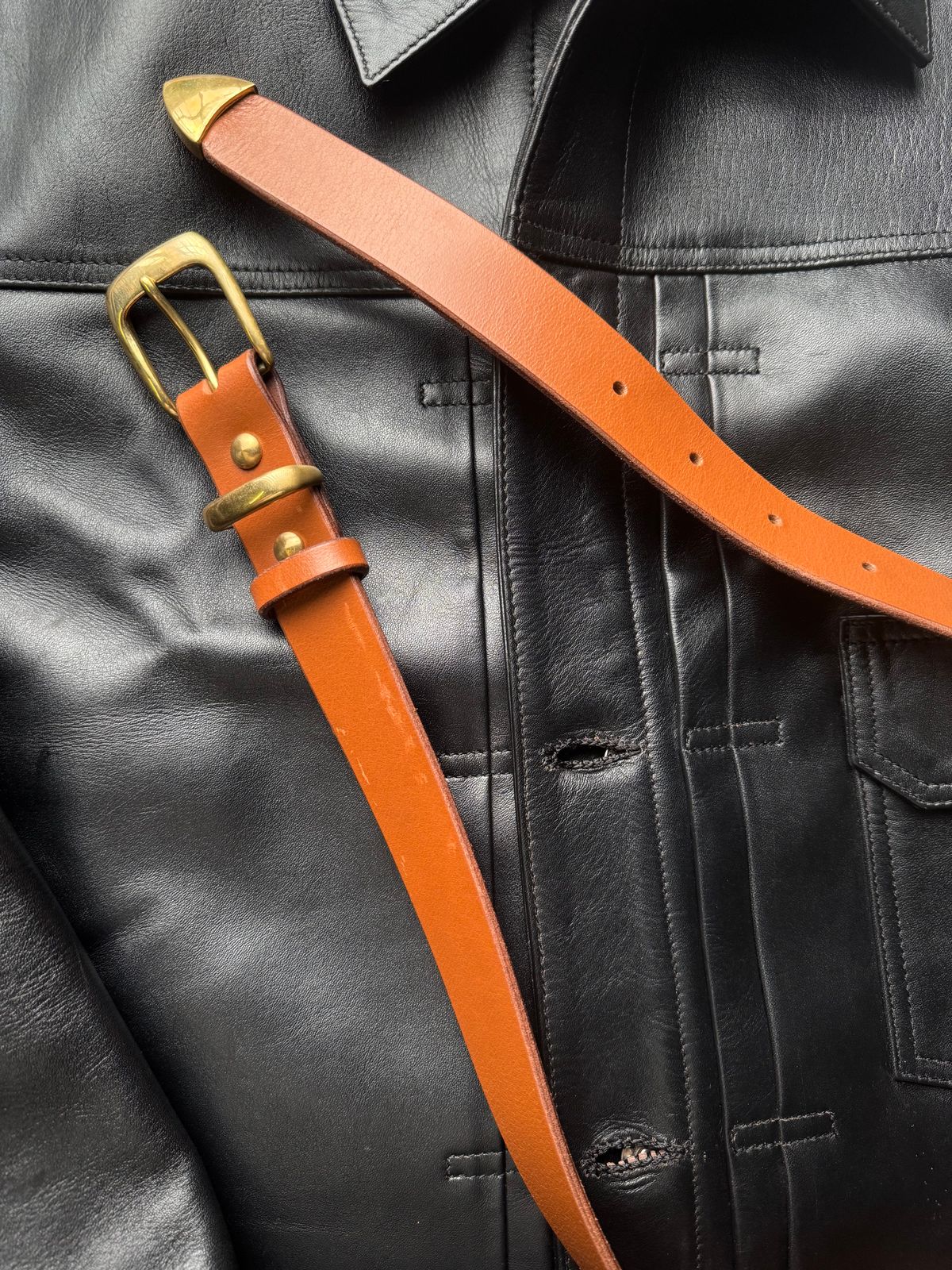 Photo by Davi_Arzika on November 4, 2025 of the Siege leather Vegtan Buffalo belting in Veg Tan Bufallo.