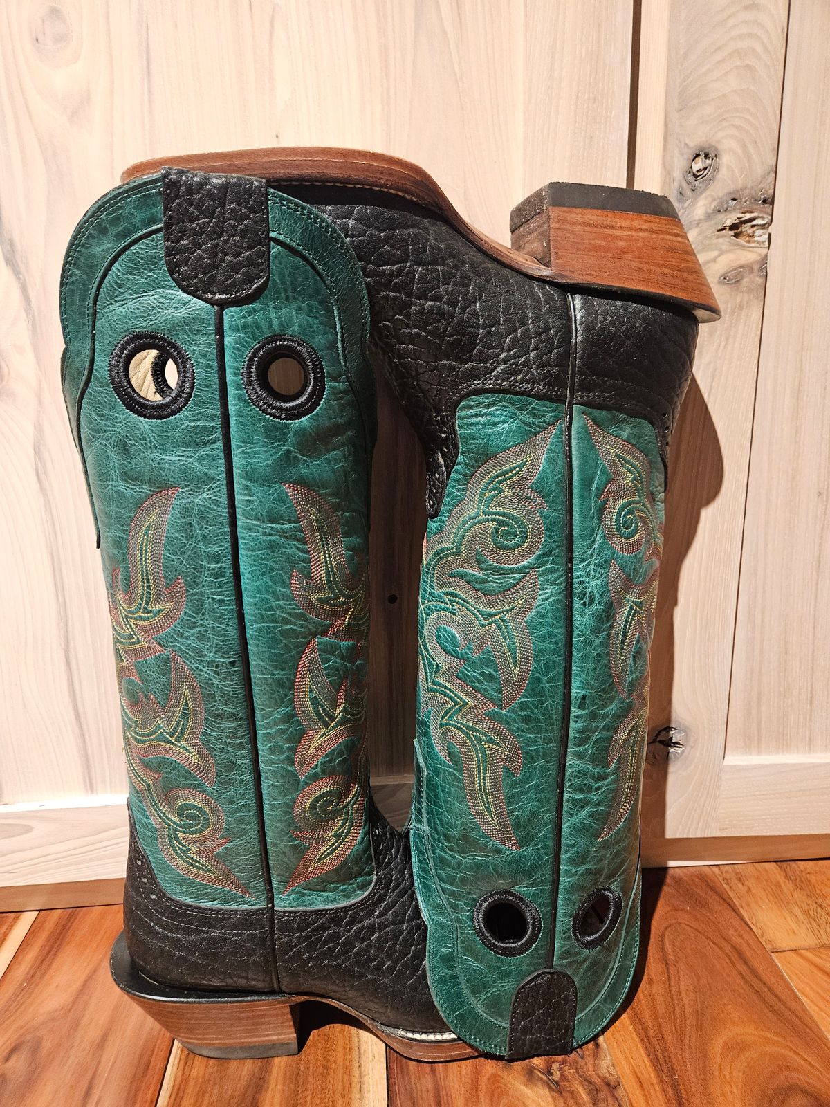 Photo by NevadaBugle on October 3, 2025 of the Hondo 3478 in Black Bullhide.