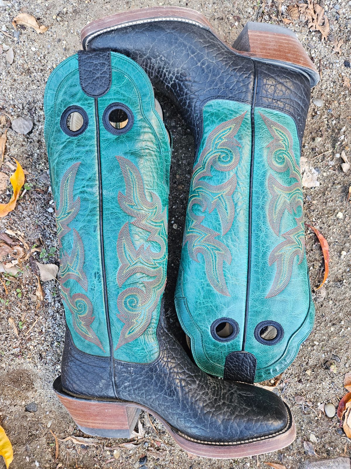 Photo by NevadaBugle on November 2, 2025 of the Hondo 3478 in Black Bullhide.