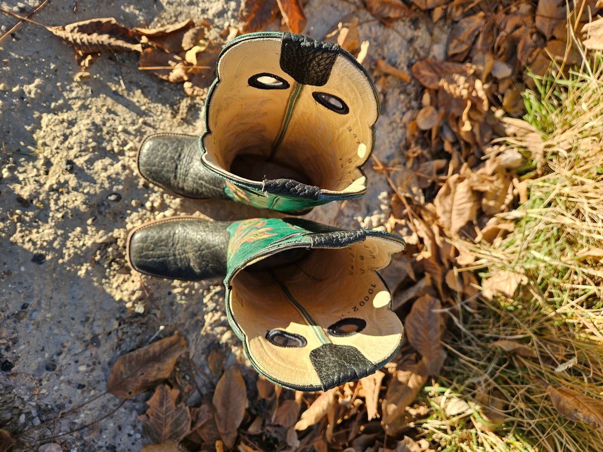 Photo by NevadaBugle on November 2, 2025 of the Hondo 3478 in Black Bullhide.