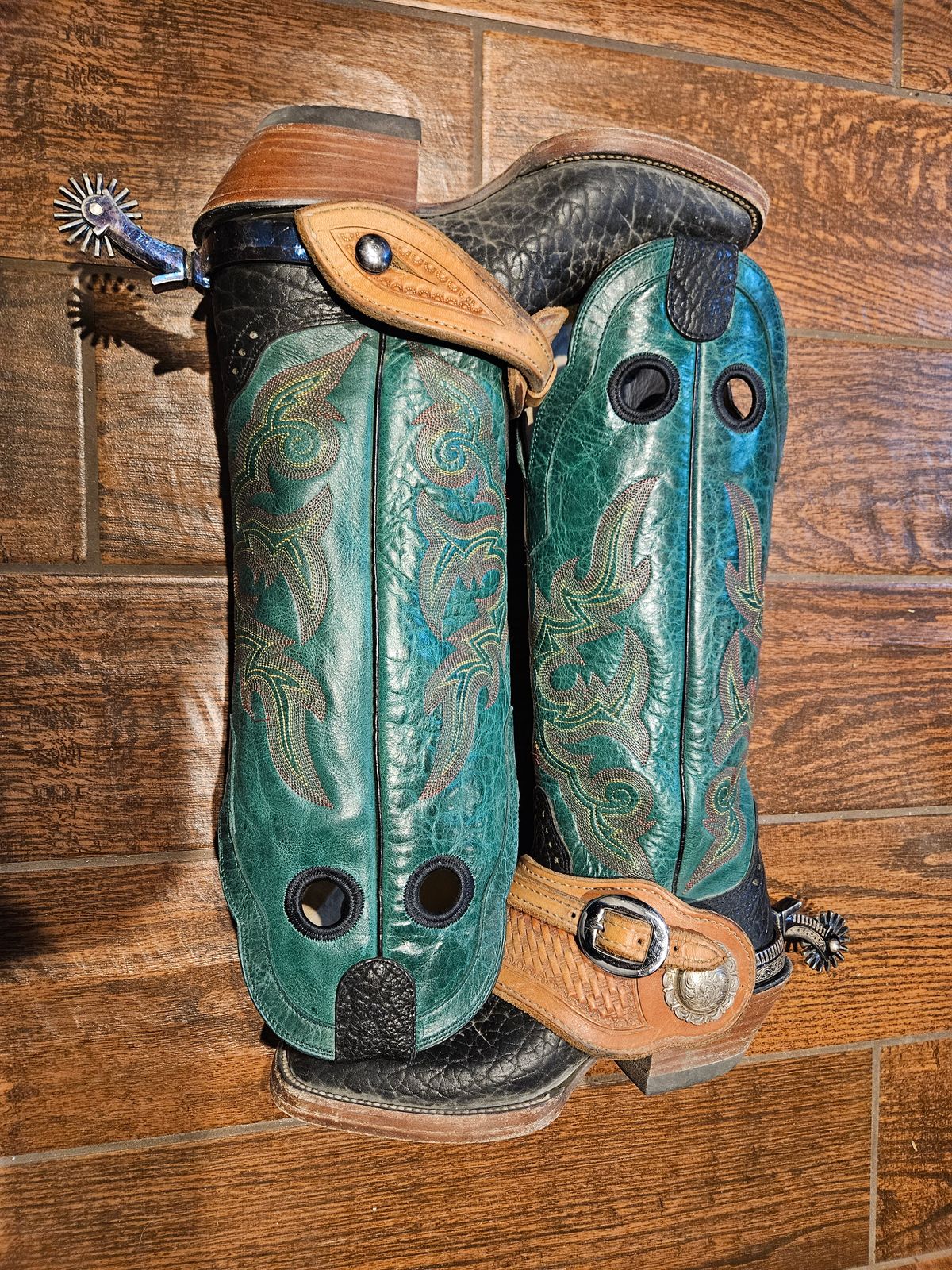 Photo by NevadaBugle on December 5, 2025 of the Hondo 3478 in Black Bullhide.