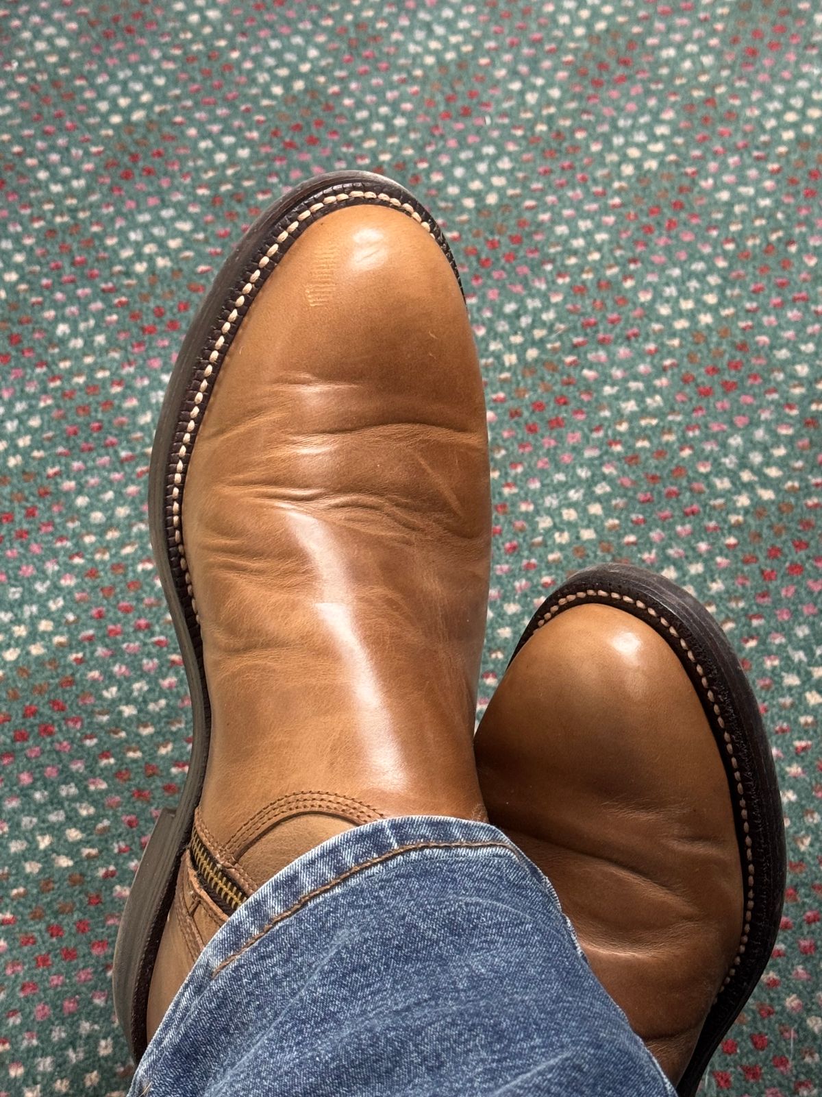 Photo by lemoncurry on May 1, 2026 of the Grant Stone Elias Side-Zip in Horween Dune Chromexcel.