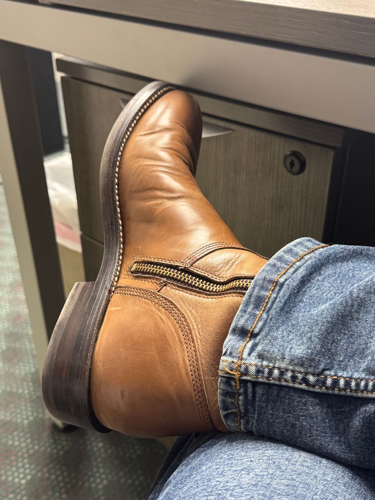 Photo by lemoncurry on May 28, 2026 of the Grant Stone Elias Side-Zip in Horween Dune Chromexcel.