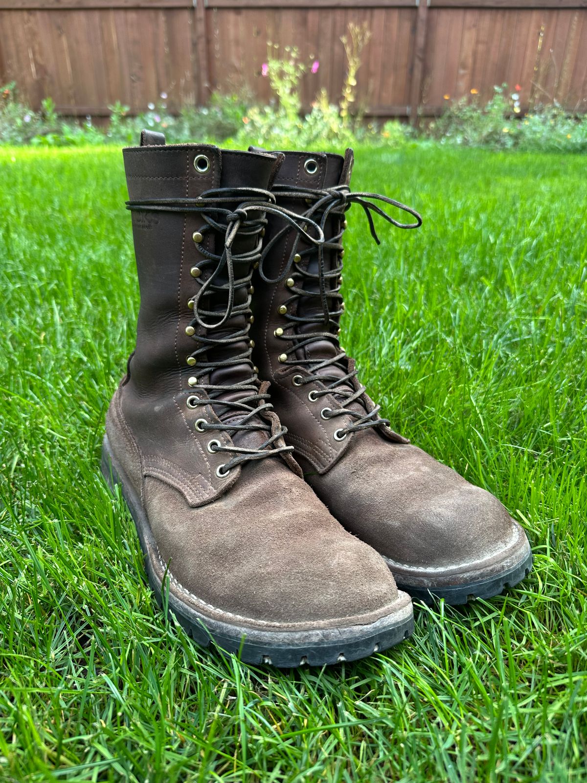 Photo by AlarmingRate69 on September 28, 2025 of the Nicks BuilderPro in 1964 Mahogony.