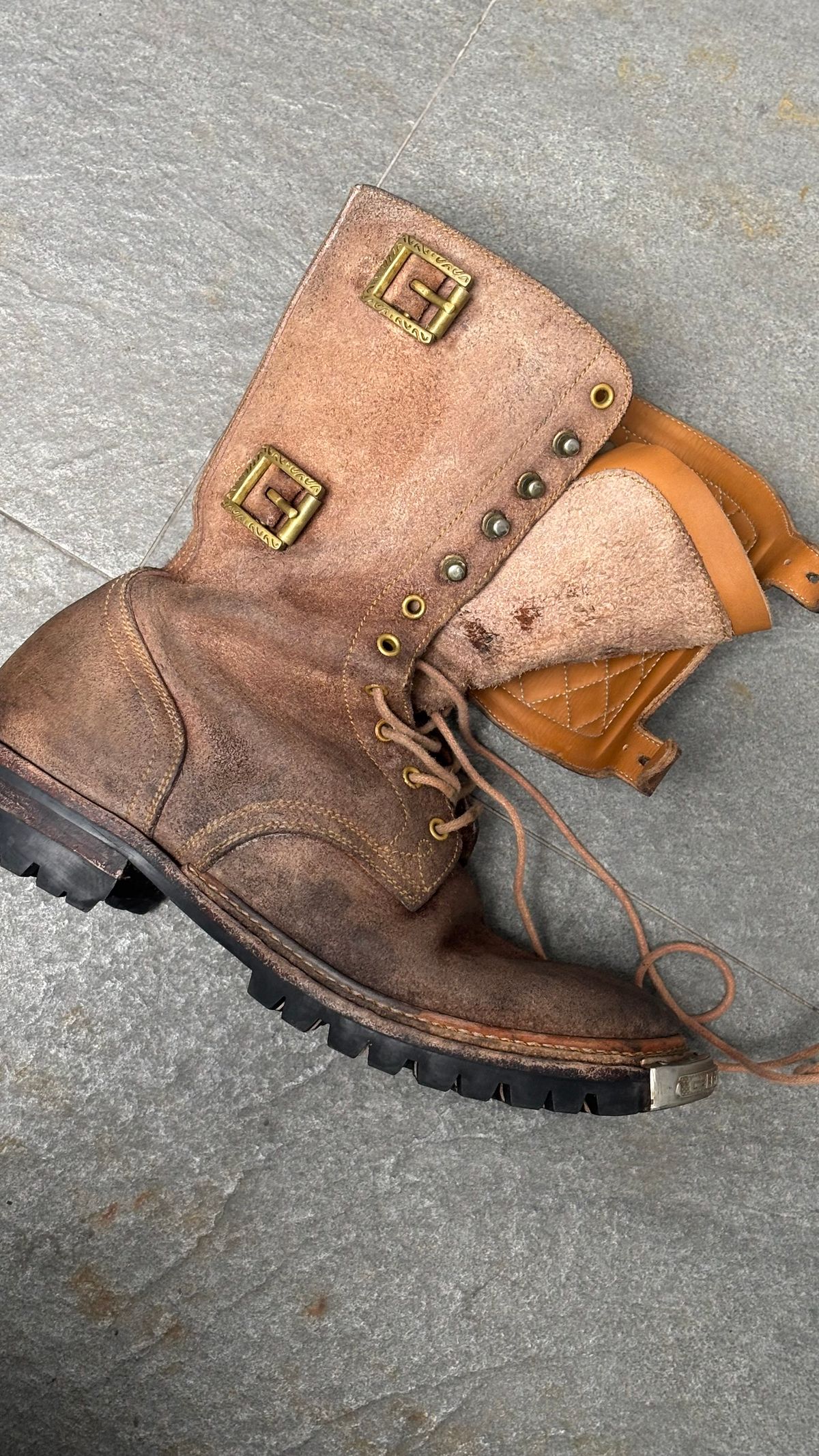 Photo by pungkymardhany on October 28, 2025 of the Fortis Boots Dust Rider in Wickett & Craig Russet Skirting.