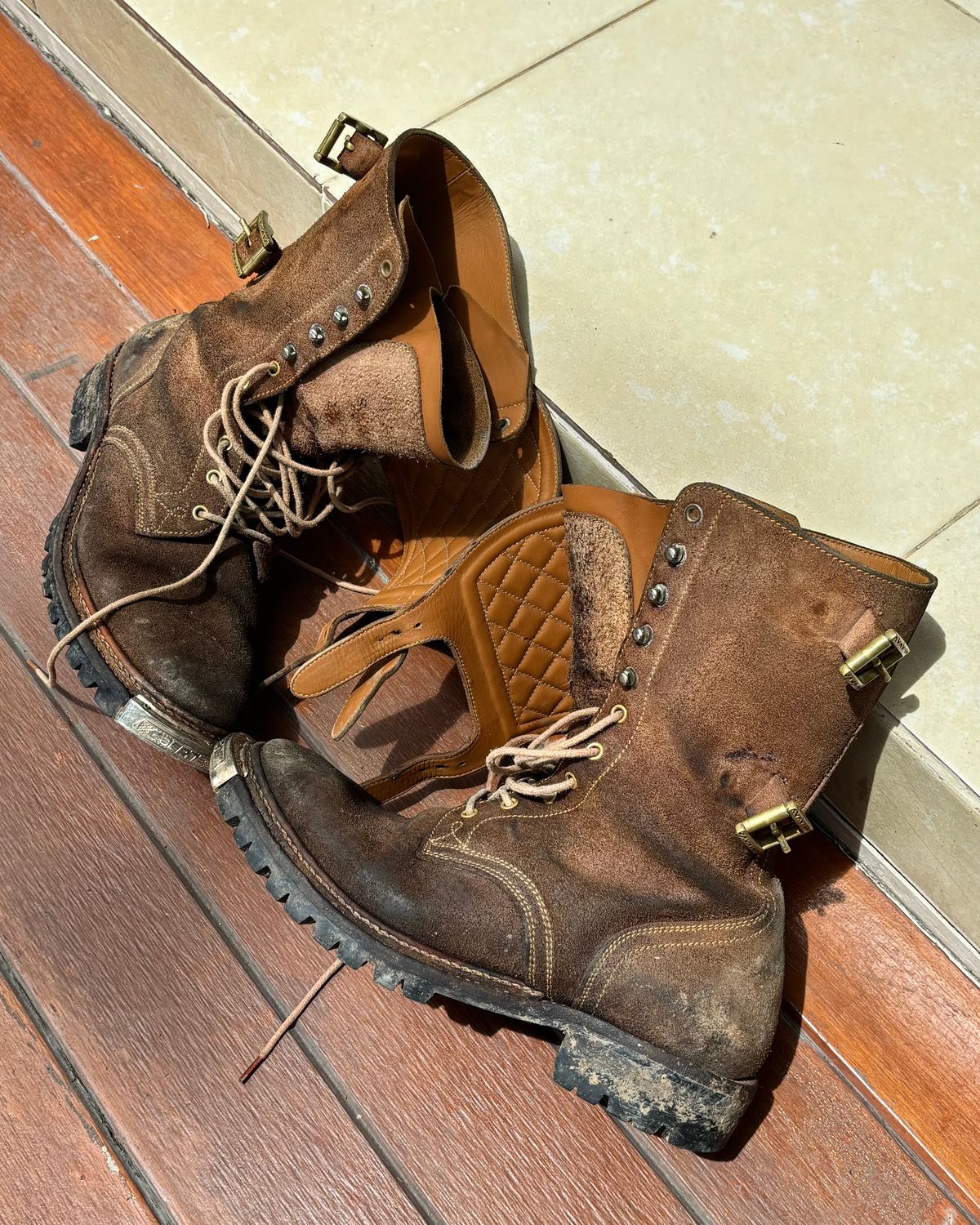 Photo by pungkymardhany on December 14, 2025 of the Fortis Boots Dust Rider in Wickett & Craig Russet Skirting.