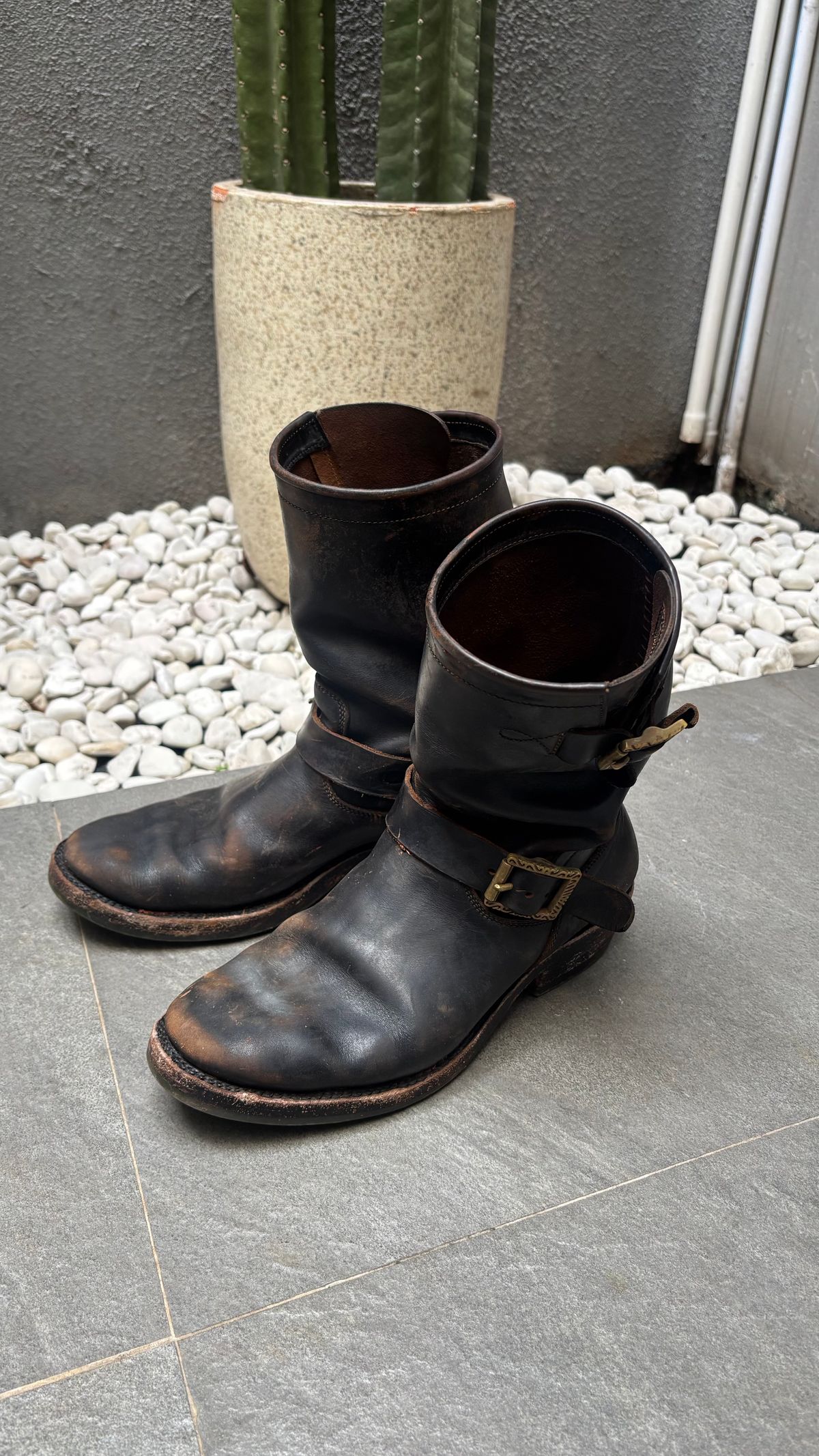 Photo by pungkymardhany on September 14, 2025 of the Fortis Boots Yudistira Engineer Boots in Indonesian Black Teacore.
