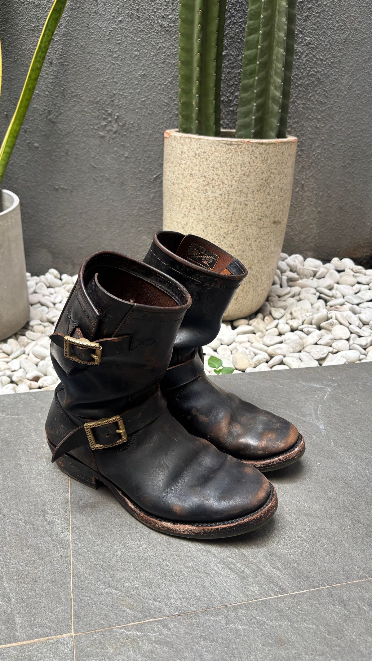 Photo by pungkymardhany on September 14, 2025 of the Fortis Boots Yudistira Engineer Boots in Indonesian Black Teacore.