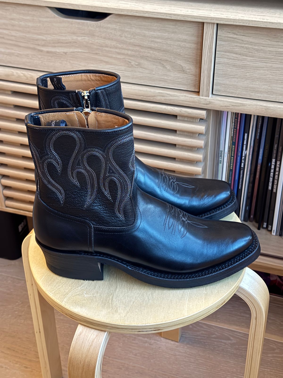 Photo by mariocsee on August 7, 2025 of the Rolling Dub Trio Loro Zip in Black Horse Front #1020 & Goat.