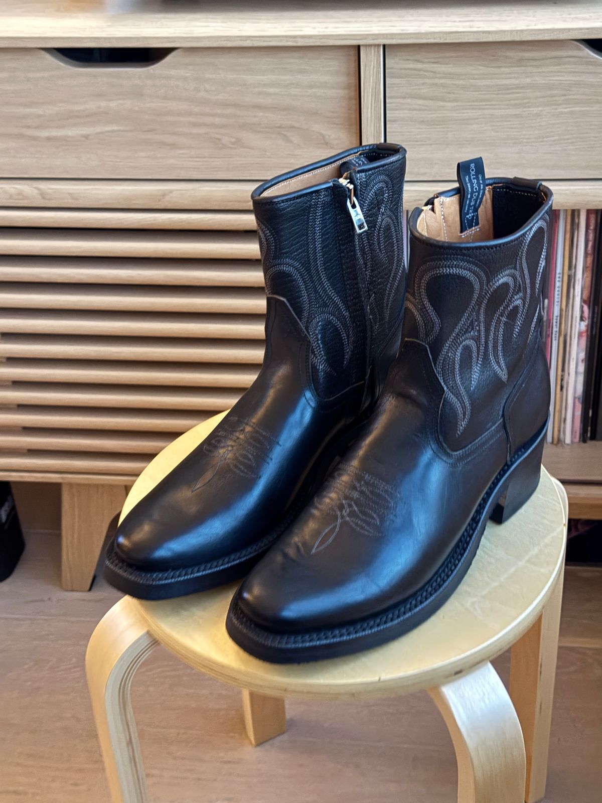 Photo by mariocsee on August 7, 2025 of the Rolling Dub Trio Loro Zip in Black Horse Front #1020 & Goat.