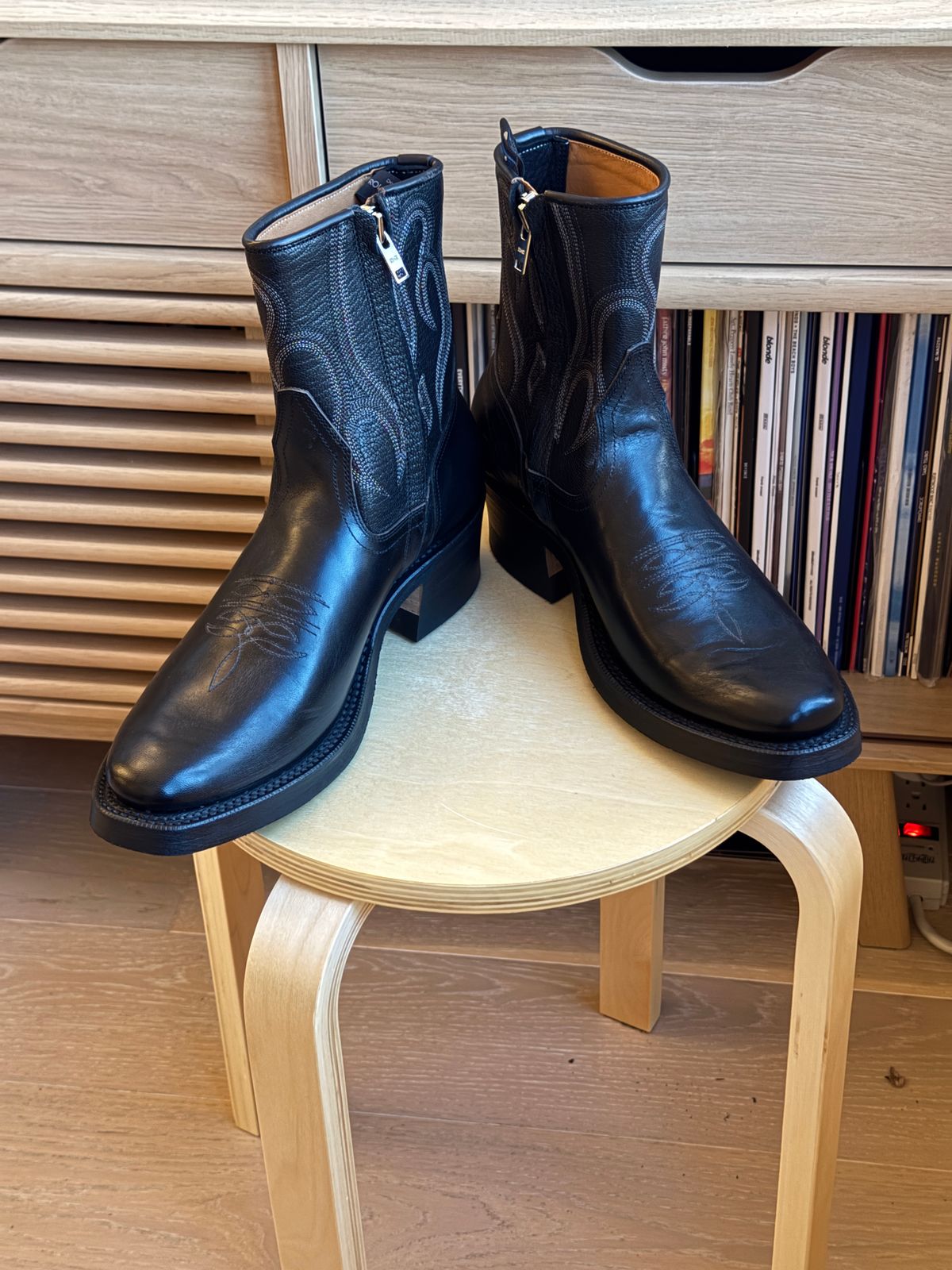 Photo by mariocsee on August 7, 2025 of the Rolling Dub Trio Loro Zip in Black Horse Front #1020 & Goat.