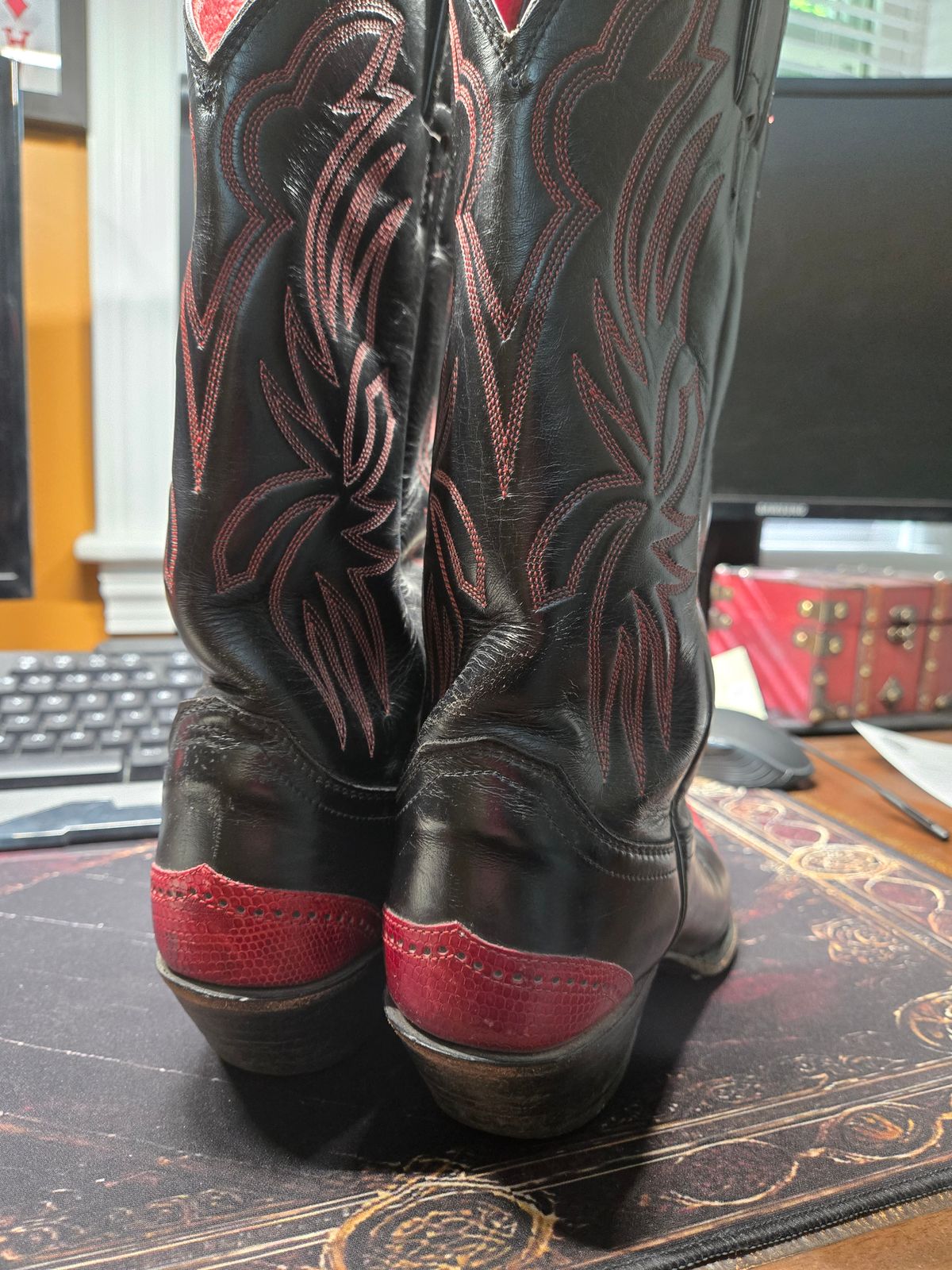 Photo by Jackpot_Johnson on June 19, 2026 of the Justin 4014 in Cowhide & Lizard.