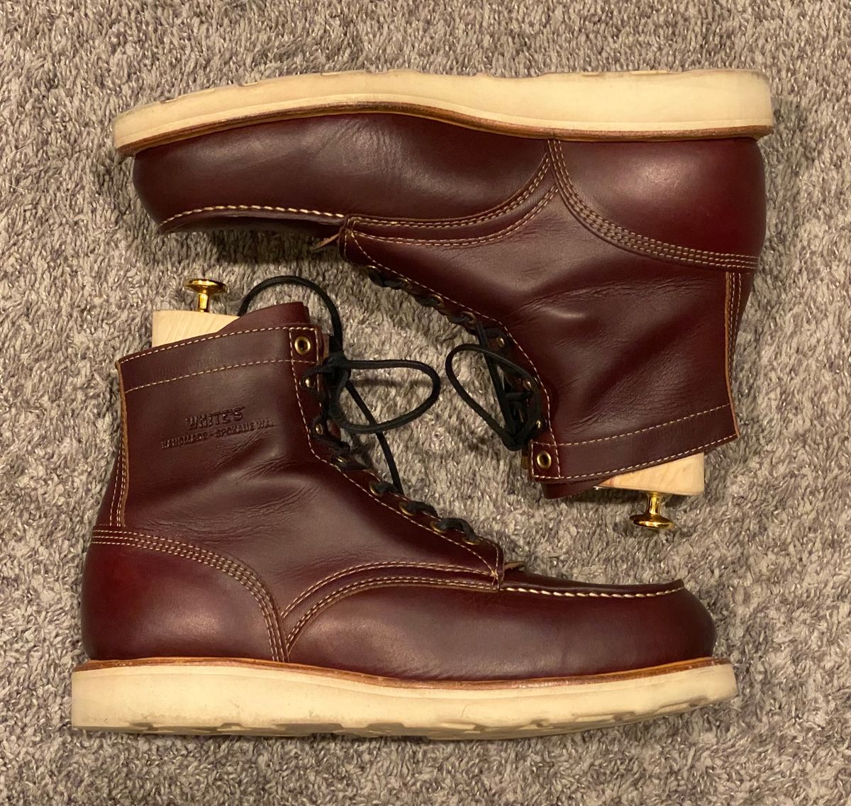 Photo by undifferentiated on February 4, 2025 of the White's Perry 6" Select in Seidel Burgundy Double Shot.