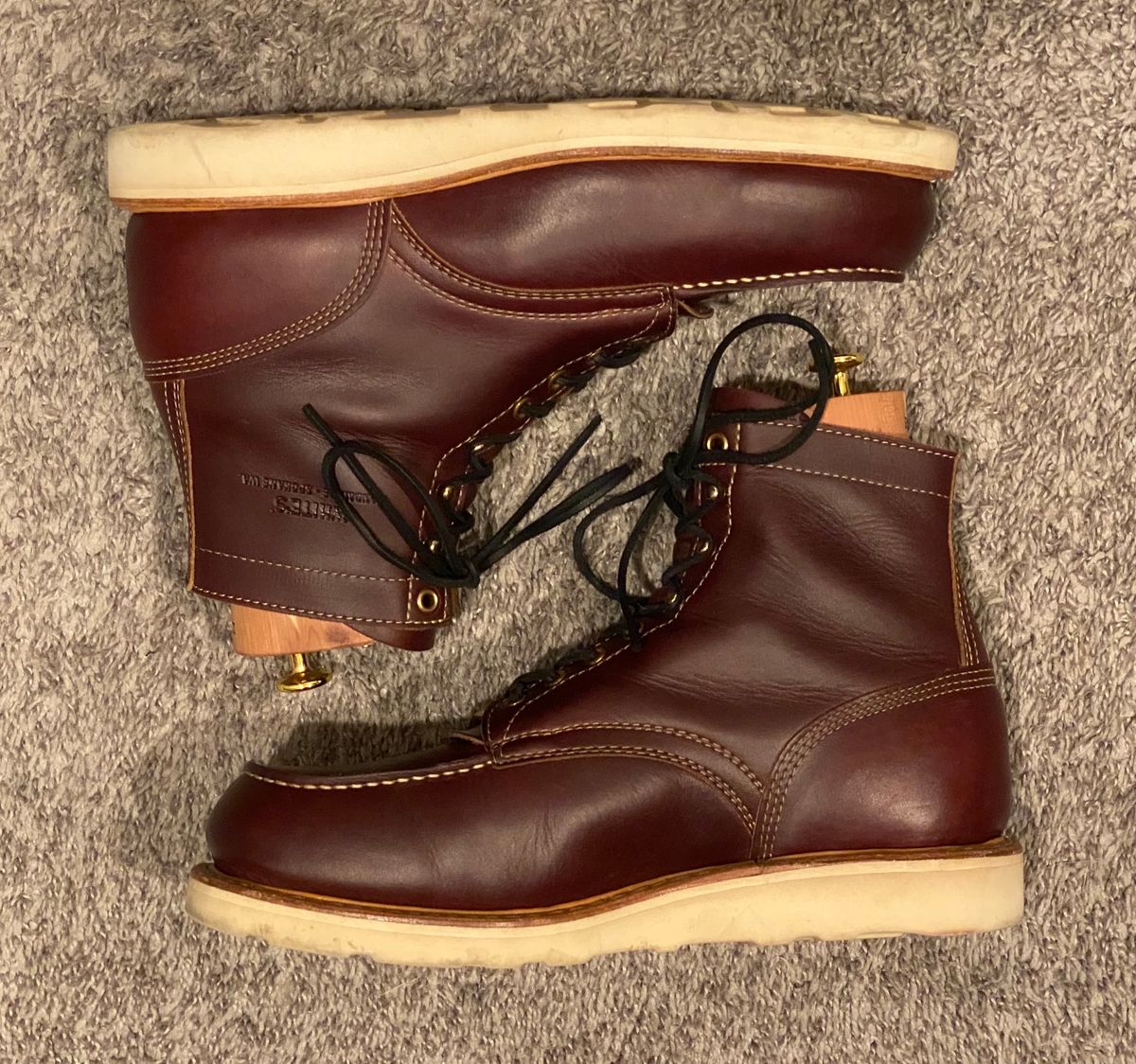 Photo by undifferentiated on February 4, 2025 of the White's Perry 6" Select in Seidel Burgundy Double Shot.