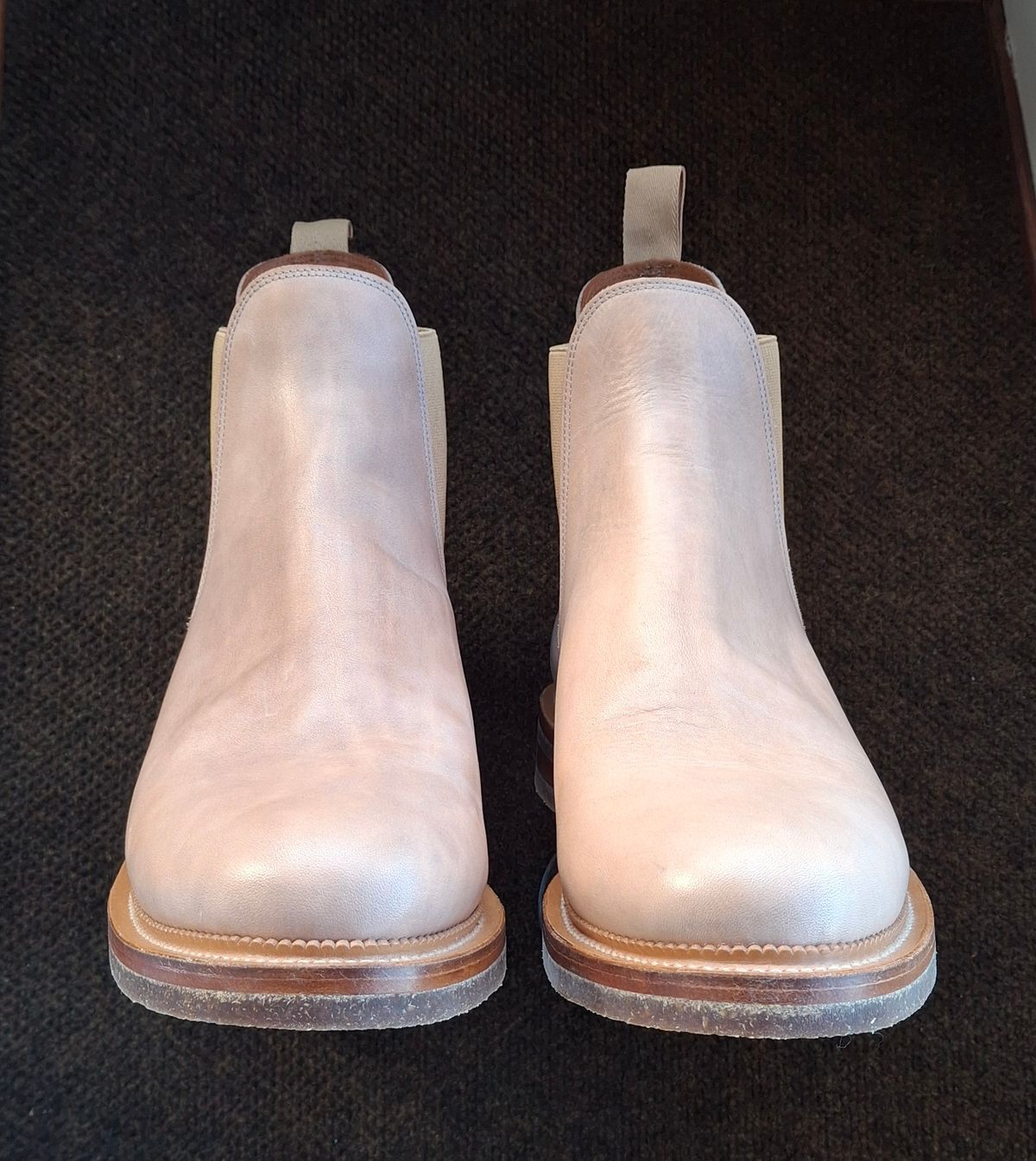 Photo by Mark on October 29, 2024 of the Viberg Chelsea in Conceria 800 Champagne Washed Vachetta.