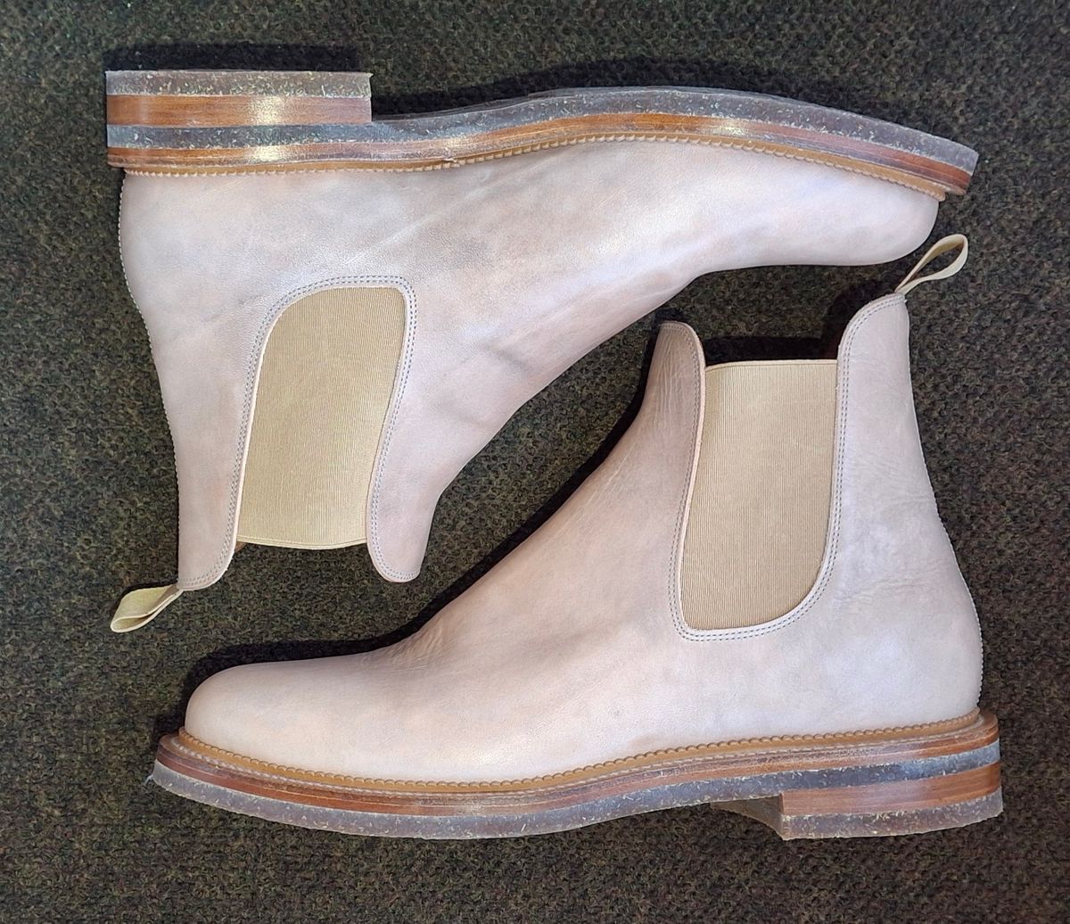 Photo by Mark on October 29, 2024 of the Viberg Chelsea in Conceria 800 Champagne Washed Vachetta.