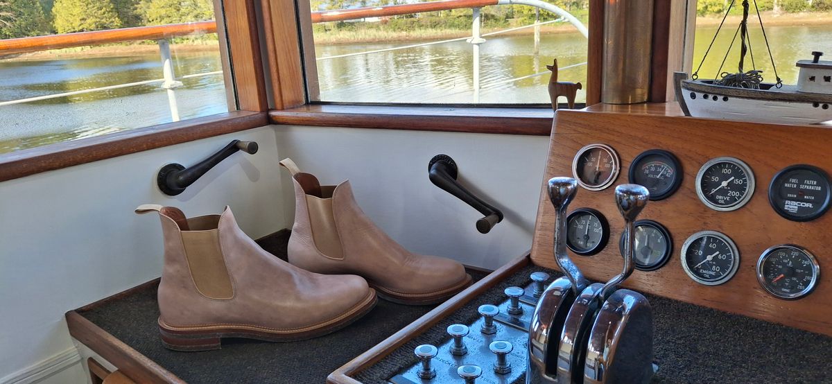Photo by Mark on November 1, 2024 of the Viberg Chelsea in Conceria 800 Champagne Washed Vachetta.