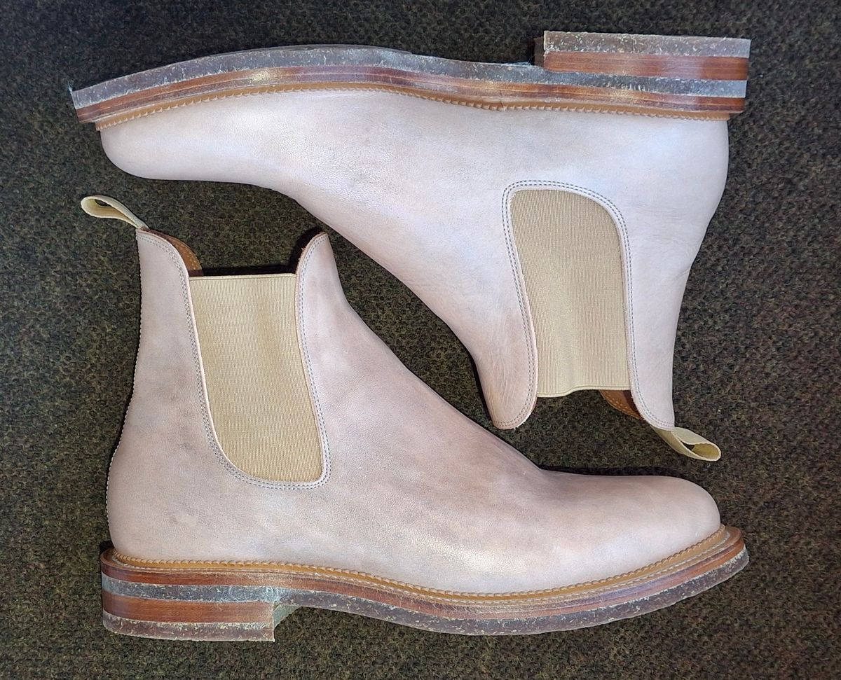 Photo by Mark on November 1, 2024 of the Viberg Chelsea in Conceria 800 Champagne Washed Vachetta.