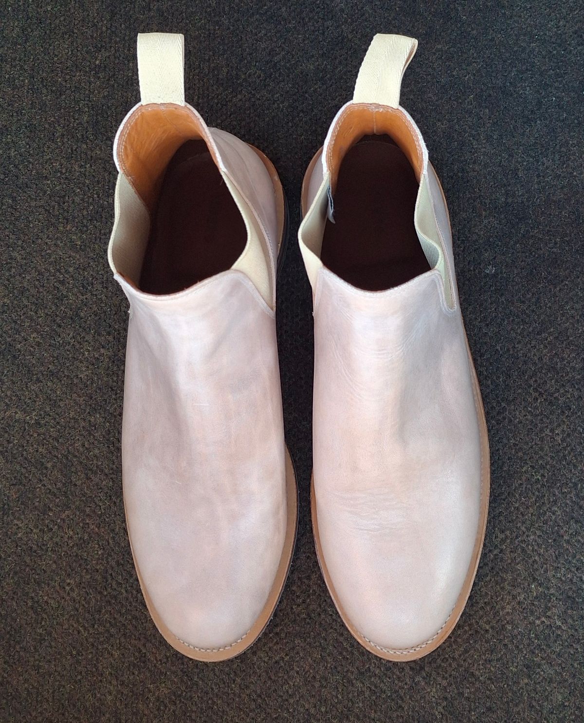 Photo by Mark on November 1, 2024 of the Viberg Chelsea in Conceria 800 Champagne Washed Vachetta.