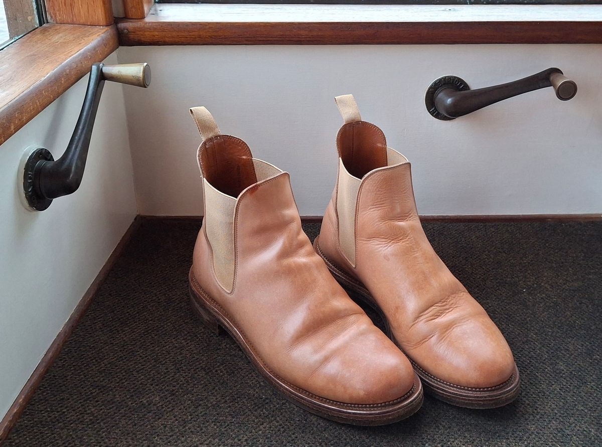 Photo by Mark on November 22, 2024 of the Viberg Chelsea in Conceria 800 Champagne Washed Vachetta.