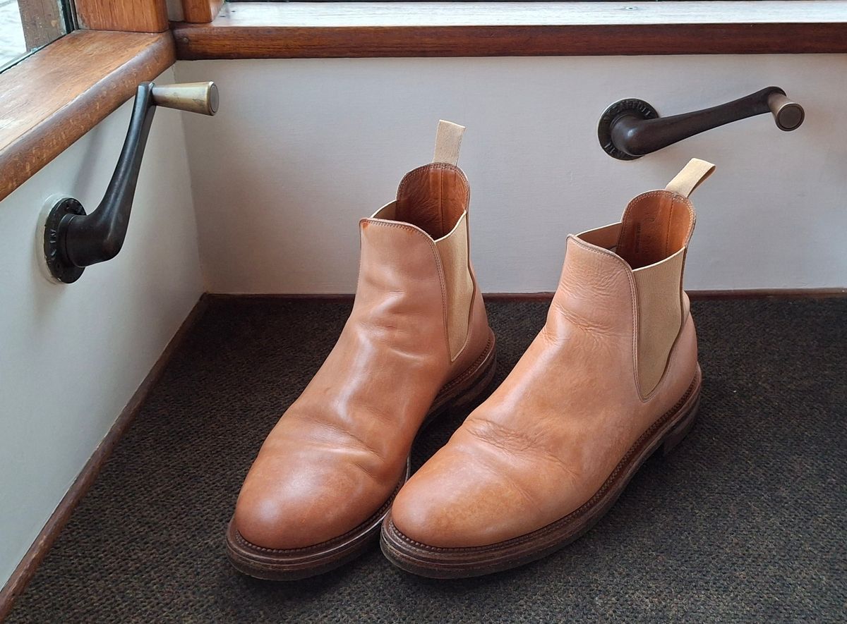 Photo by Mark on November 22, 2024 of the Viberg Chelsea in Conceria 800 Champagne Washed Vachetta.